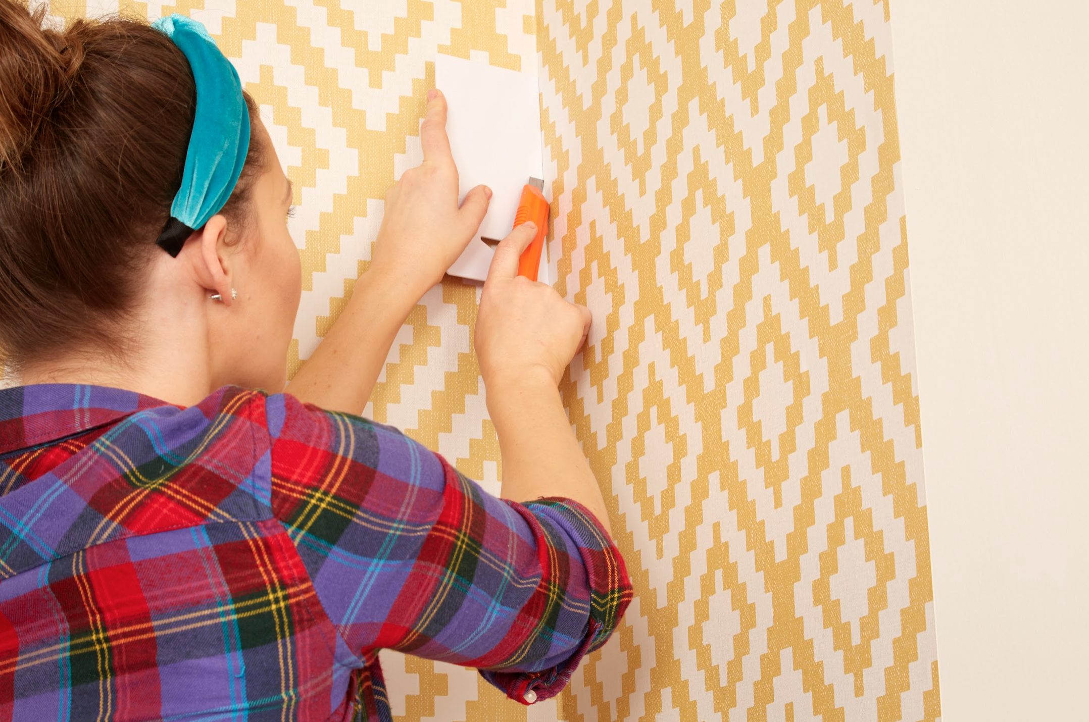 person double cutting corner installation of wallpaper